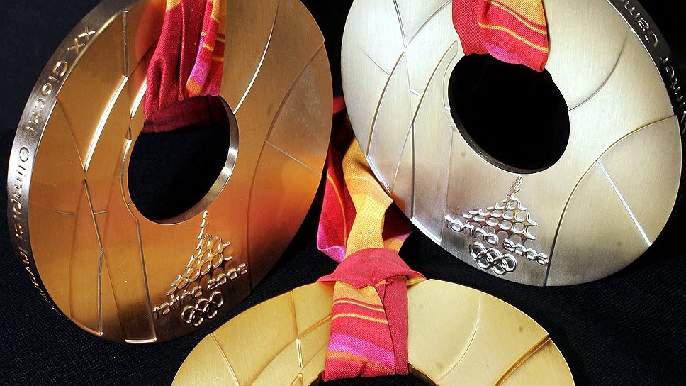 Медали зимних Олимпийских игр в Турине, 2006 год. Дизайнеры вдохновлялись формой старинных итальянских монет и колец