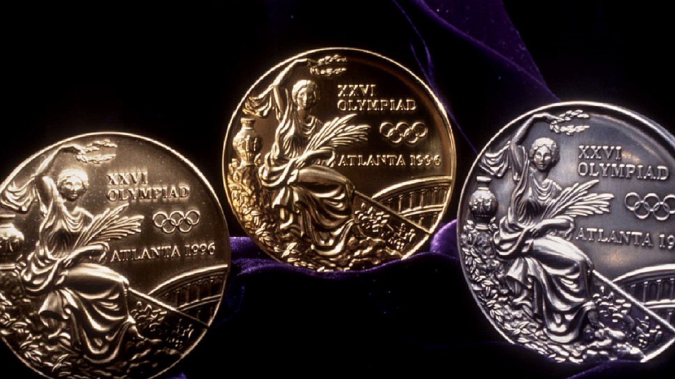 Медали Олимпиады в Атланте 1996 года. Было решено вернуть на лицевую сторону медалей классический дизайн Джузеппе Кассиоли, а на обратной стороне разместить официальный логотип Игр-1996 и стилизованную оливковую ветвь