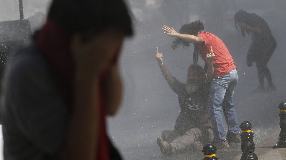 Полиция разгоняет антиправительственные протесты в Стамбуле при помощи слезоточивого газа и воды