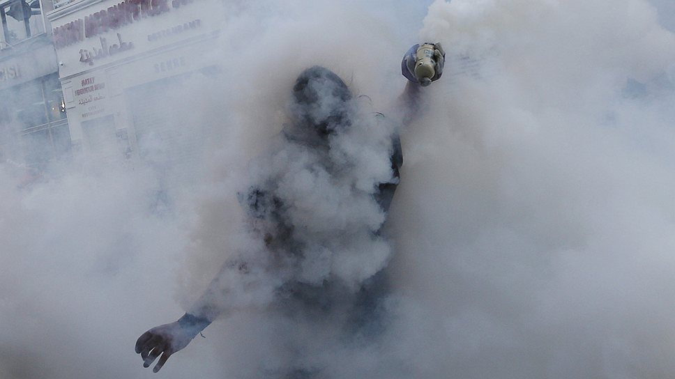 Полиция разгоняет антиправительственные протесты в Стамбуле при помощи слезоточивого газа