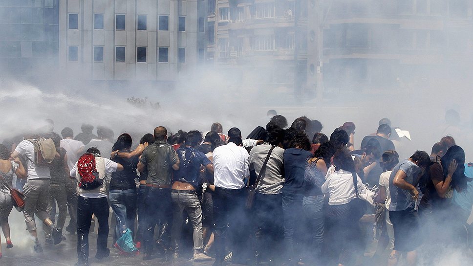 Полиция разгоняет антиправительственные протесты в Стамбуле при помощи слезоточивого газа
