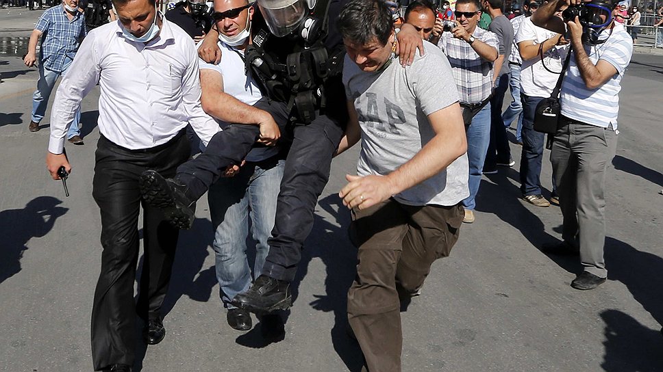 Полицейский пострадал во время антиправительственных протестов в Анкаре