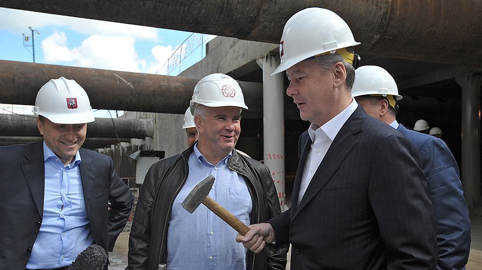 Сергей Собянин (на переднем плане) во время посещения строящейся станции метро «Пятницкое шоссе». 2012 год