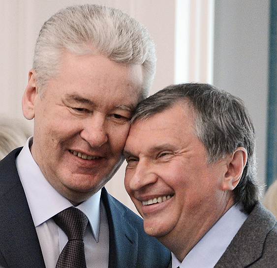 Сергей Собянин (слева) и президент компании «Роснефть» Игорь Сечин перед началом совещания о перспективах использования газомоторного топлива. 2013 год