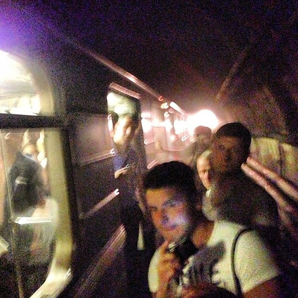 Эвакуация людей из вагона метро
