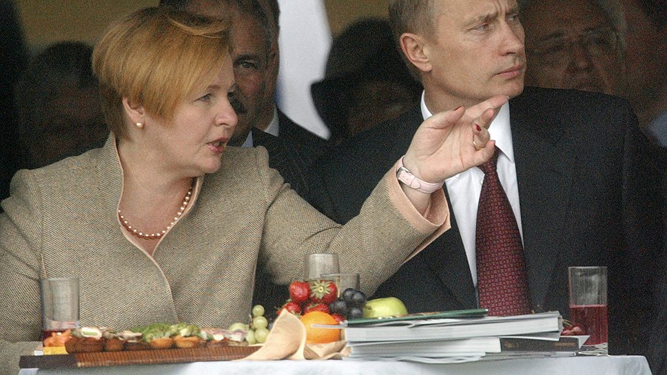 Во время проведения первых &quot;Скачек на приз Президента России&quot; на Центральном Московском ипподроме, 2004 год