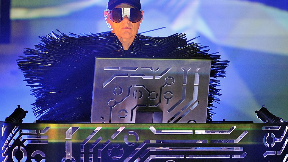 Участник британской поп-группы Pet Shop Boys Крис Лоу во время концерта в Crocus City Hall