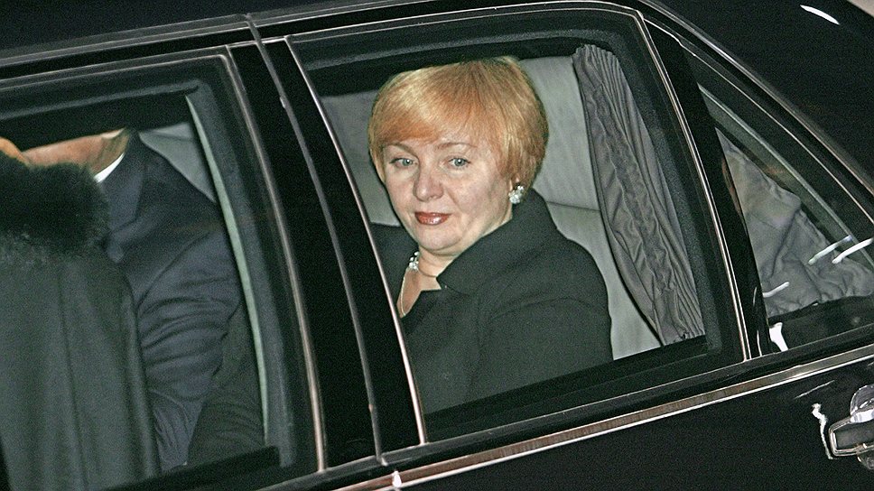 Людмила Путина в ожидании встречи президента России Владимира Путина с премьер-министром Италии Сильвио Берлускони. 2003 год