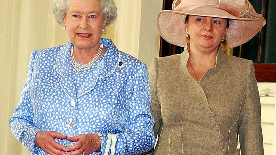 Королева Великобритании Елизавета II и Людмила Путина во время визита в Букингемский дворец. 2003 года
