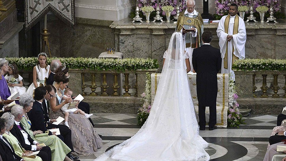 Подвенечное платье шведской принцессы изготовил итальянский модельер Валентино Гаравани