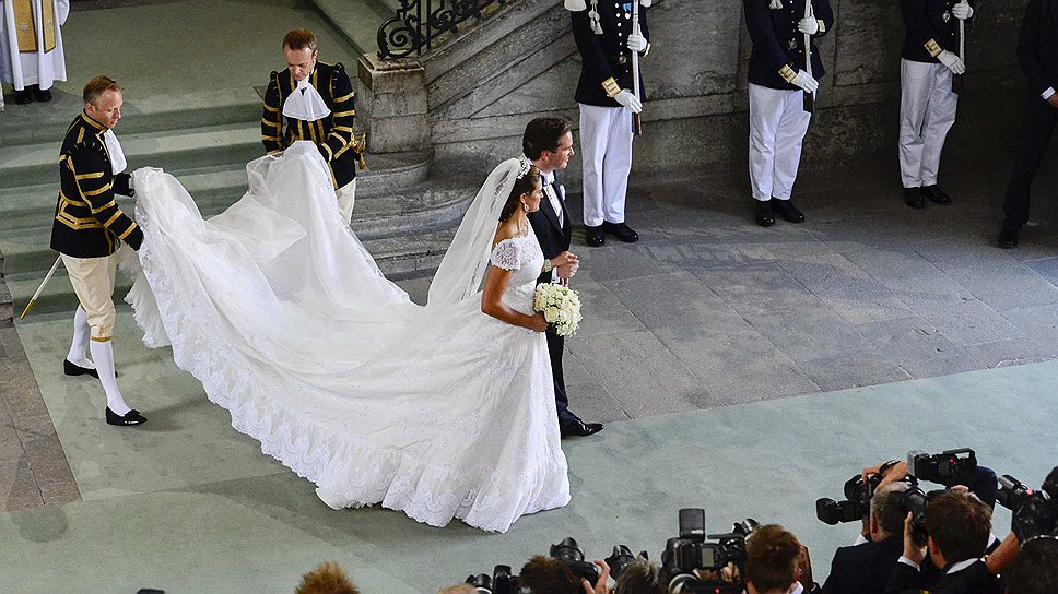 В программу свадьбы включены элементы официальной символики, частью которой стало, в частности, бракосочетание в дворцовой церкви