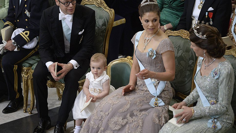 Члены королевской семьи Швеции ожидают начала церемонии