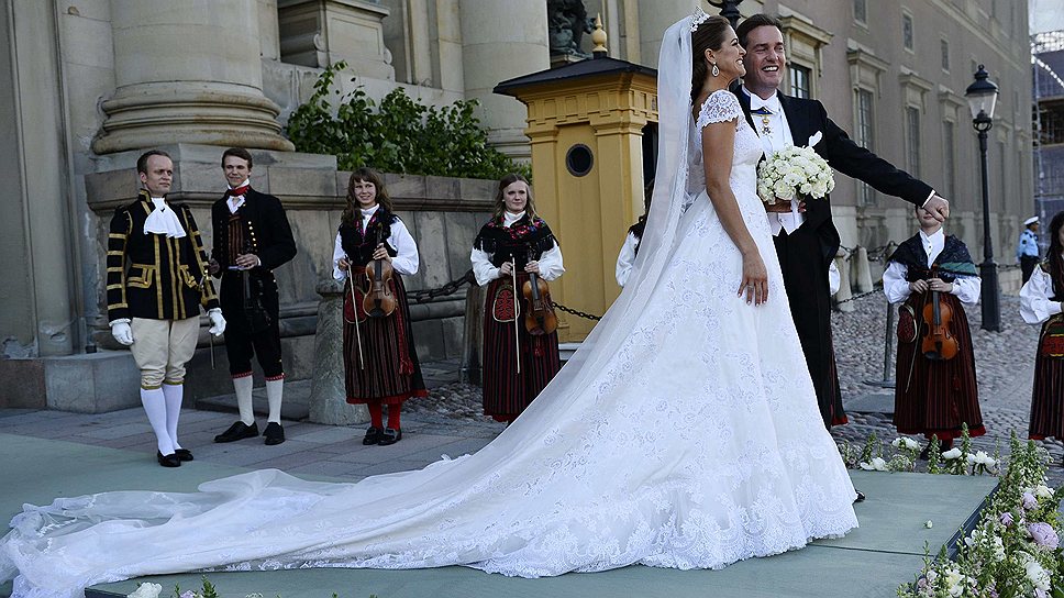 После венчания в центре Стокгольма состоялся салют из 21 выстрела