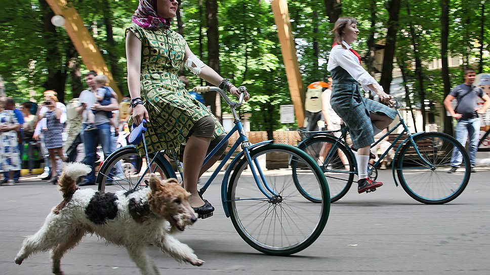 Обязательные атрибуты исторического велопробега — антикварный велосипед и одежда в стиле ретро