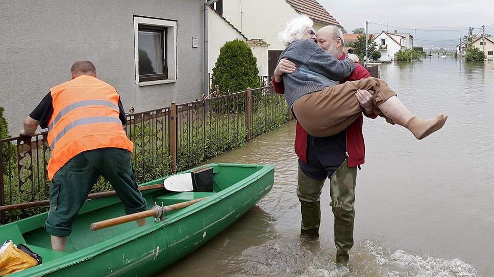 Жители Чехии справляются с последствиями наводнения