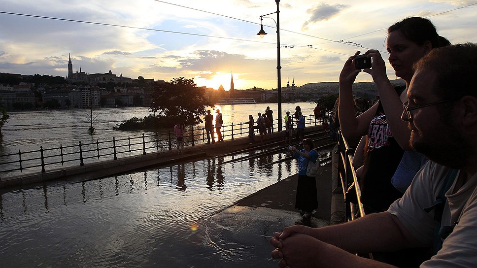 Люди наблюдают за разливом Дуная в Будапеште