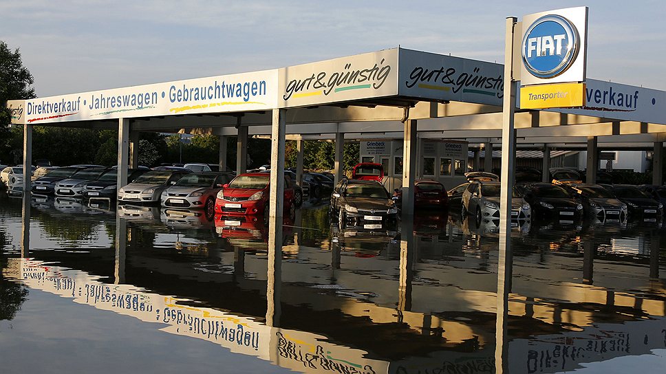 Затопленные автомобили в пригороде Деггендорфа, Германия