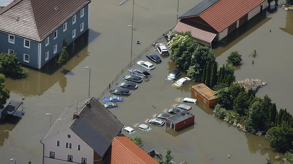 Затопленные автомобили в пригороде Деггендорфа, Германия. Десятки тысяч немцев, венгров и чехов были эвакуированы из своих домов