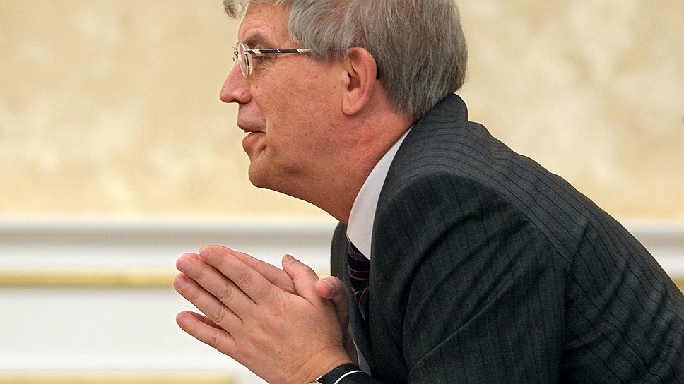 Сергей Игнатьев во время совещания, посвященного экономическим вопросам