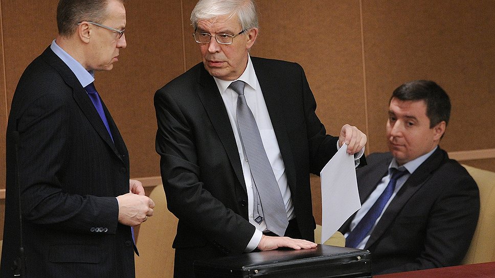 Полномочный представитель правительства России в Государственной думе России Андрей Логинов (слева) и Сергей Игнатьев (в центре)