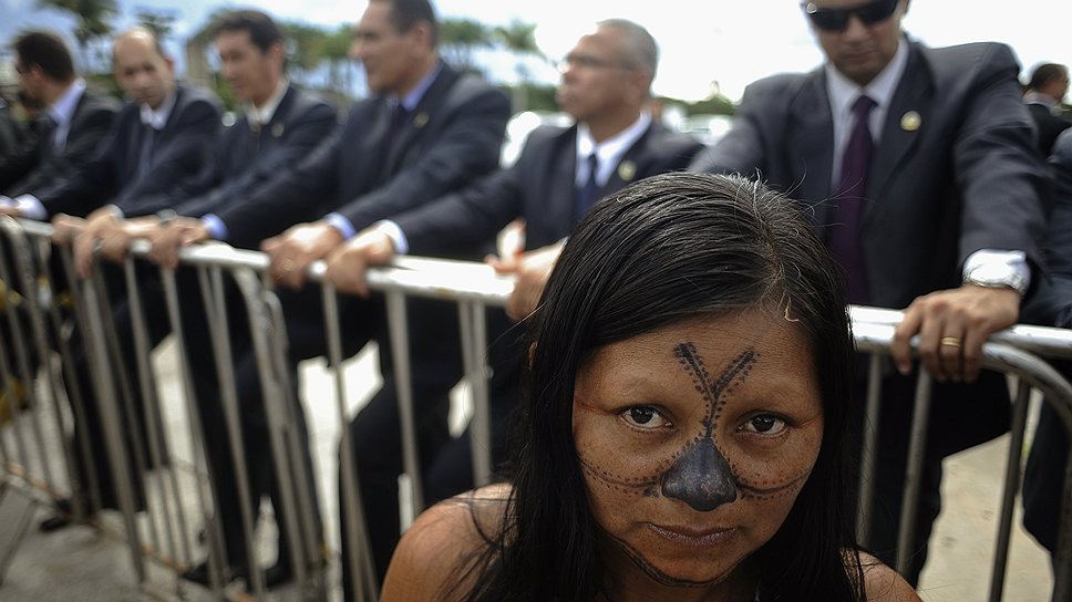 В Бразилии индейцы племени Мундуруку протестуют против строительства гидроэлектростанции в бассейне Амазонки