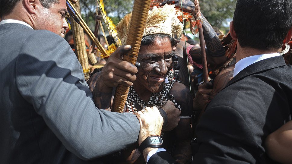 В Бразилии индейцы племени Мундуруку протестуют против строительства гидроэлектростанции в бассейне Амазонки