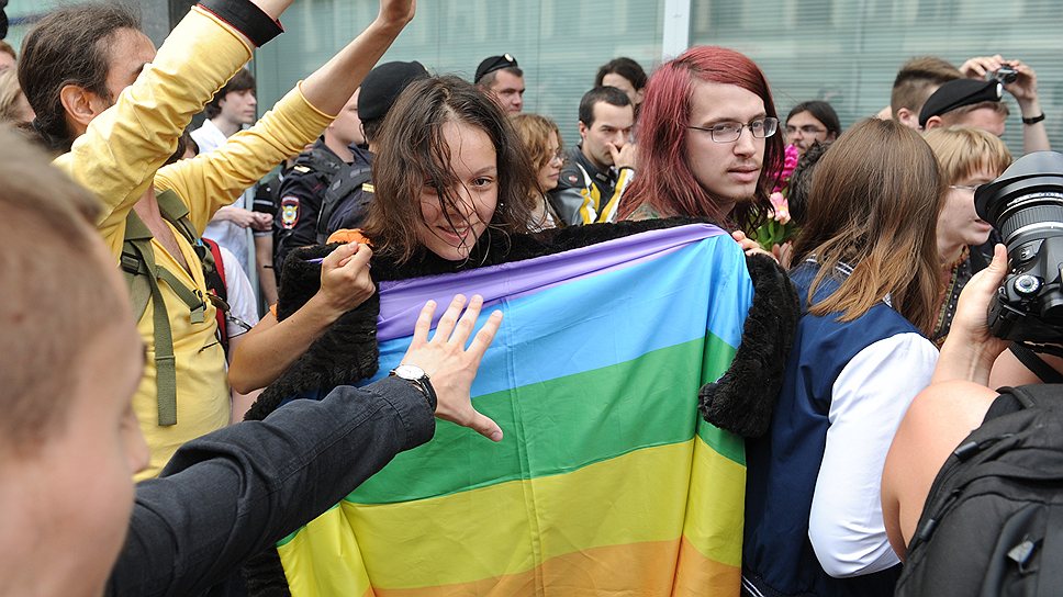 Активисты ЛГБТ-движения возле Госдумы