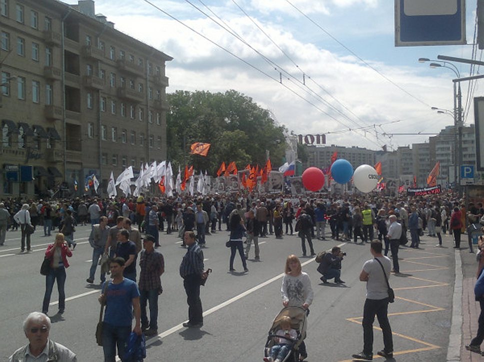 участники идут с плакатами: «Отвалите от Навального!», «Москвичи говорят Собянину нет» и «Свободу Pussy Riot» и другими