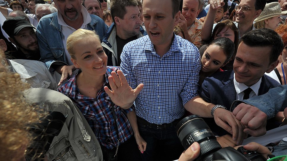 Алексей Навальный отвечает на вопросы журналистов во время марша оппозиции
