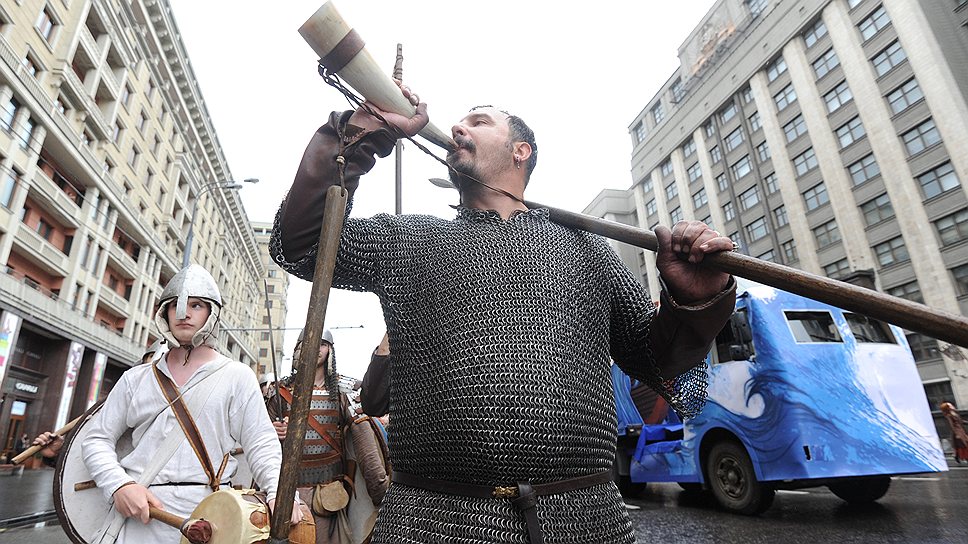 В начале колонны шли викинги, символизирующие эпоху Киевской Руси