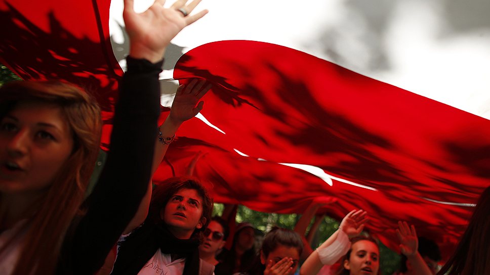 Демонстранты протестуют против политики премьер-министра Реджепа Тайипа Эрдогана
