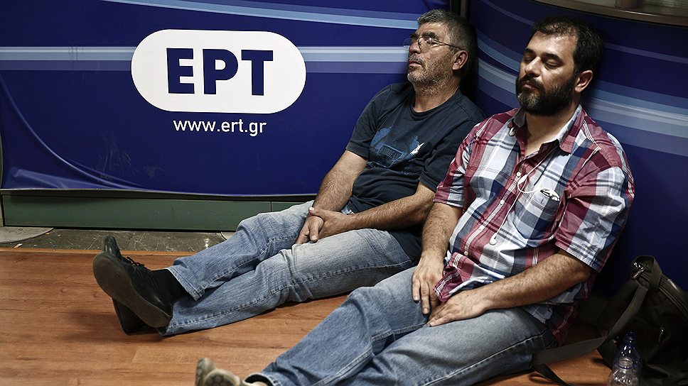 Протестующие спят в офисе государственной телерадиовещательной компании Hellenic Broadcasting Corporation в Афинах