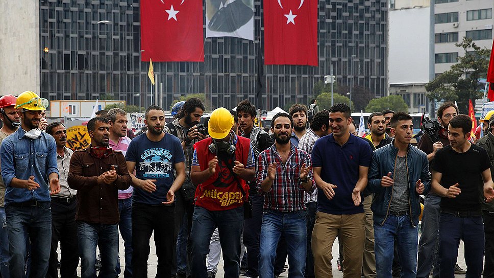 Толпа недовольных политикой Реджепа Тайипа Эрдогана не убывает