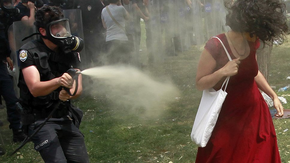 Полицейский направляет слезоточивый газ на девушку на площади Таксим в Стамбуле. Эта фотография была опубликована в десятках мировых изданий и стала символом турецких протестов 