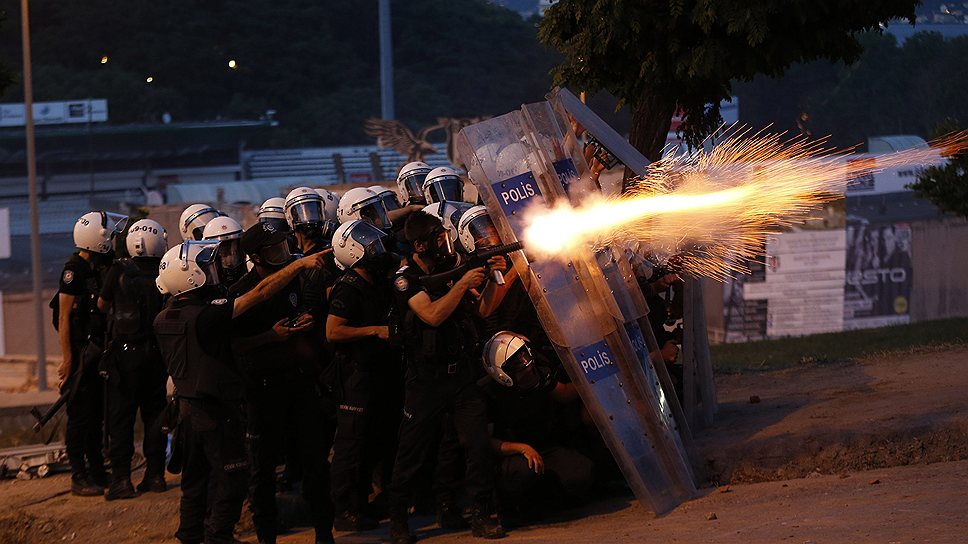 Полиция использует слезоточивый газ на вечерней акции протеста в Стамбуле