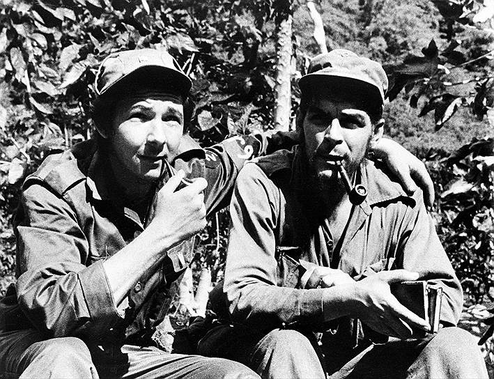 В 1955 году Че Гевара познакомился с кубинцем Раулем Кастро (на фото слева), а затем и с его братом Фиделем, которые готовились организовать вооруженное восстание против диктатуры Фульхенсио Батисты на Кубе. Эта встреча определила его дальнейшую судьбу. Он примкнул к заговорщикам вначале в качестве медика, но впоследствии стал принимать непосредственное участие в боевых действиях