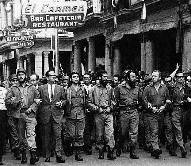 5 марта 1960 года. Кубинские руководители, включая Фиделя Кастро (крайний слева) и Эрнесто Че Гевара (третий слева),  прошли во главе похоронной процессии жертв взрыва в Гаване