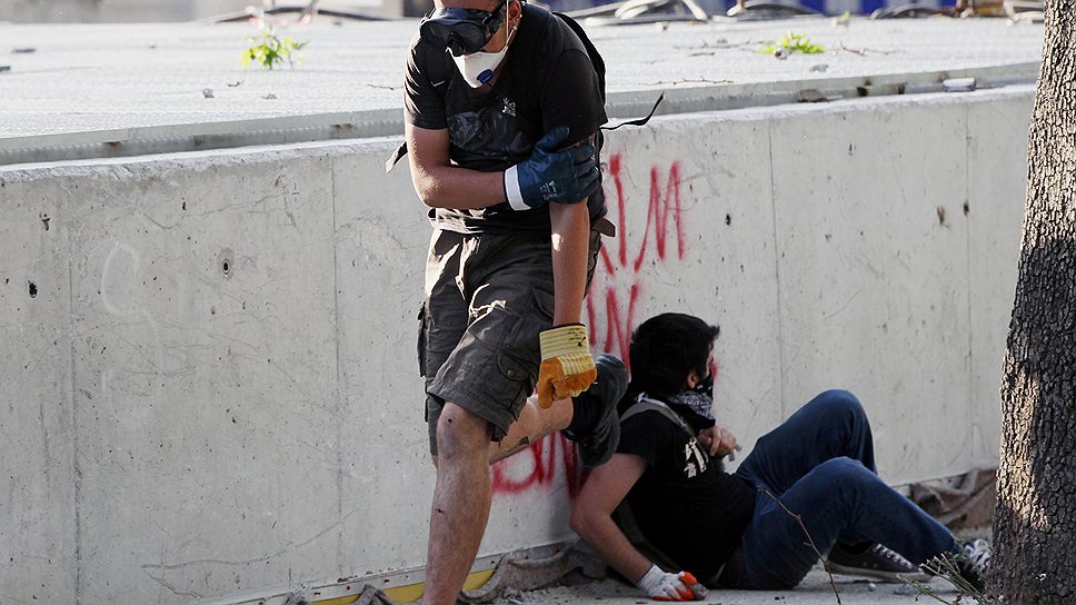 Мужчина держится за раненную руку во время беспорядков в Анкаре 