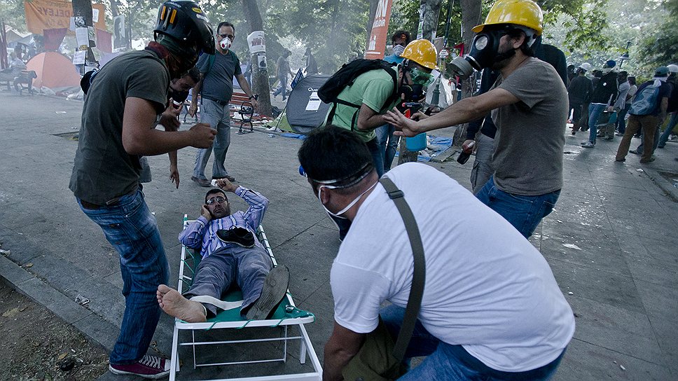 Раненный мужчина после разгона митинга в парке Гези в Стамбуле 
