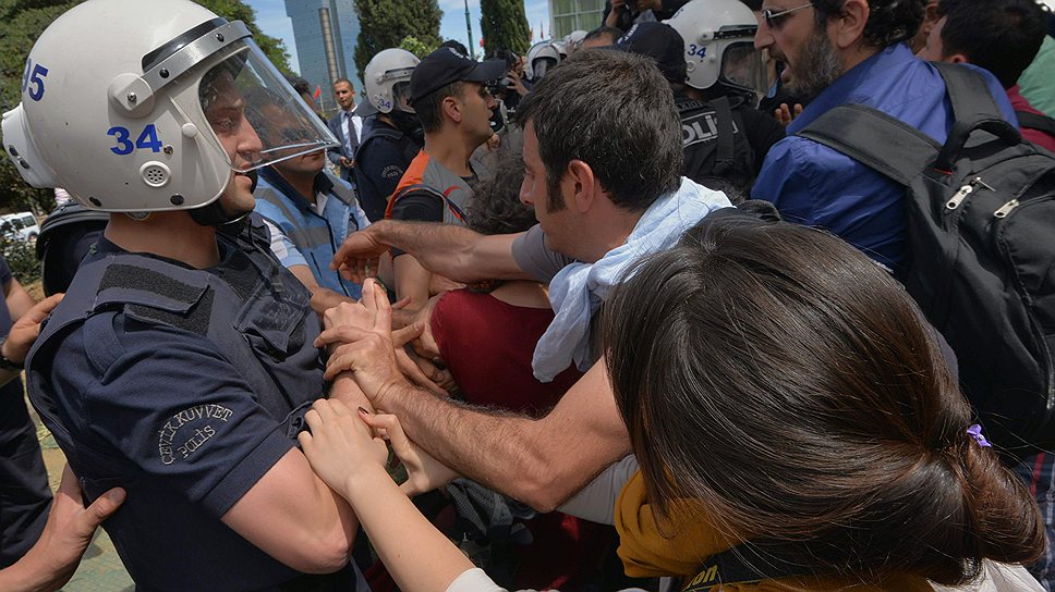 Столкновения демонстрантов с полицейскими  на площади Таксим в Стамбуле