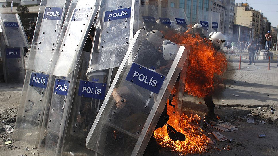 «Коктейль Молотова» взрывается перед полицейскими на площади Таксим в Стамбуле