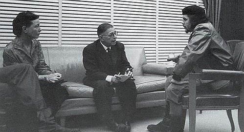 В 1960 году Че Гевара встретился на Кубе с писателями Симоной де Бовуар и Жан-Полем Сартром, чьими работами он увлекся еще в юности. Молодой Эрнесто читал в подлиннике на французском языке  и занимался толкованием философских работ Сартра 
