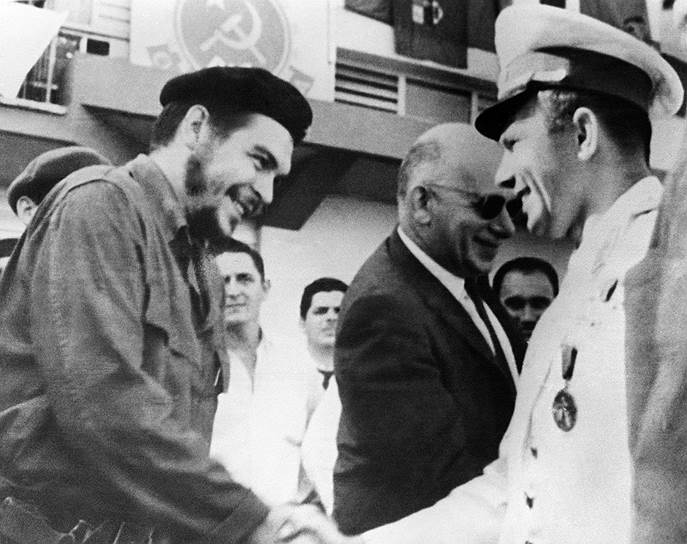 В 1961 году министр промышленности Кубы Эрнесто Че Гевара (слева) и первый космонавт Юрий Гагарин встретились во время визита Юрия Гагарина на Кубу