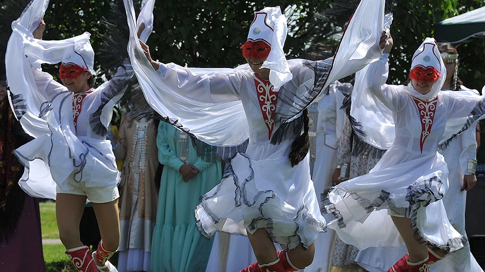 Неотъемлемый атрибут праздника --танцы благословения в национальных якутских костюмах