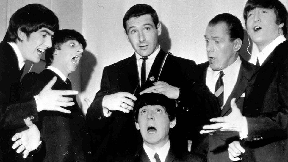В июле 1957 года Маккартни познакомился с Джоном Ленноном (на фото справа), у которого в то время была своя группа The Quarrymen. В 1960 году Ленном взял Пола Маккартни в коллектив. Перебрав несколько названий, группа под названием The Silver Beatles направилась в Гамбург, где сократила название до The Beatles