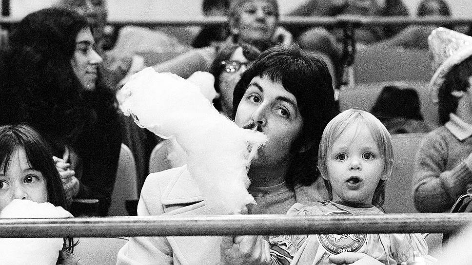 В 1967 году в клубе Маккартни познакомился со своей будущей женой фотографом Линдой Истман. В 1968 году они поженились. Пол удочерил ребенка Линды от первого брака — Хэзер. Также у них было трое общих детей: Мэри, Стелла (на фото) и Джеймс