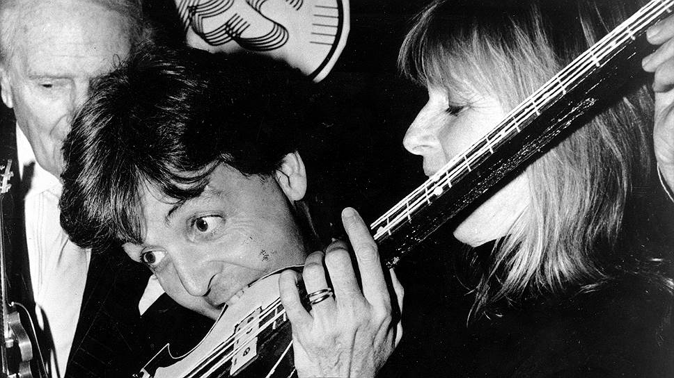 В августе 1971 года Маккартни совместно с женой Линдой, гитаристом Денни Лейном (экс-Moody Blues) и Дэнни Сэйвеллом основал супергруппу Wings. Музыкант объяснял идею создания тем, что вопрос о создании новой группы на профессиональном уровне его совершенно не занимал, он просто хотел собрать друзей вместе&lt;br>На фото: Пол и Линда Маккартни