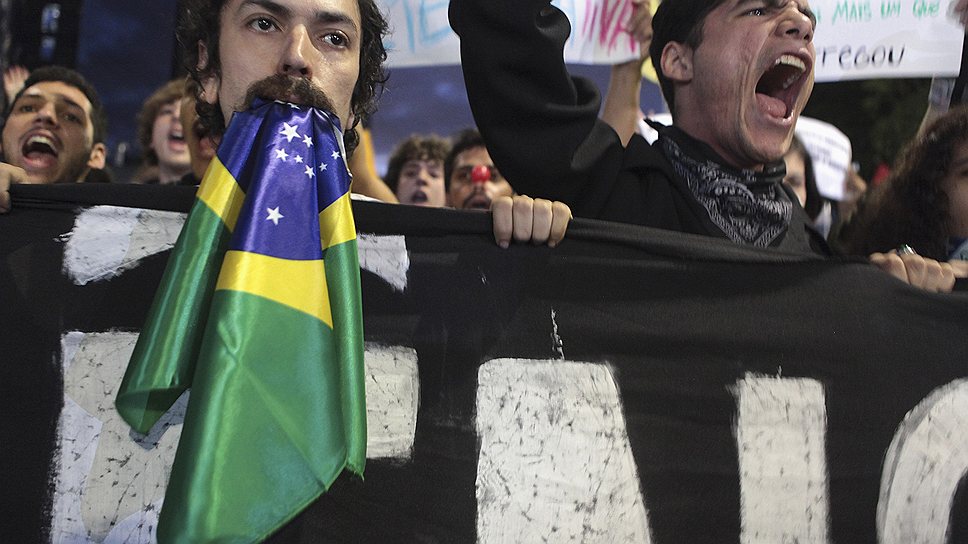 Протесты против политики правительства в Бразилии