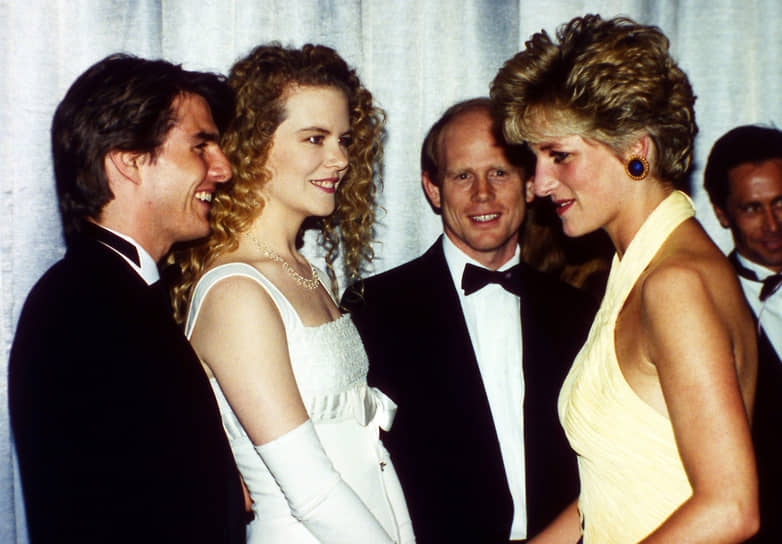 В 1989 году Кидман снялась в триллере «Мертвый штиль», с успехом прошедшем в мировом прокате. После этого актрису пригласили в Голливуд, где она получила роль в фильме «Дни грома». Во время съемок Николь Кидман сблизилась с Томом Крузом. У актеров начался роман, закончившийся свадьбой 24 декабря 1990 года&lt;br> 
На фото: принцесса Диана (справа) встречается с Томом Крузом (слева) и Николь Кидман на благотворительном показе фильма «Далеко-далеко» в Лондоне в 1992 году