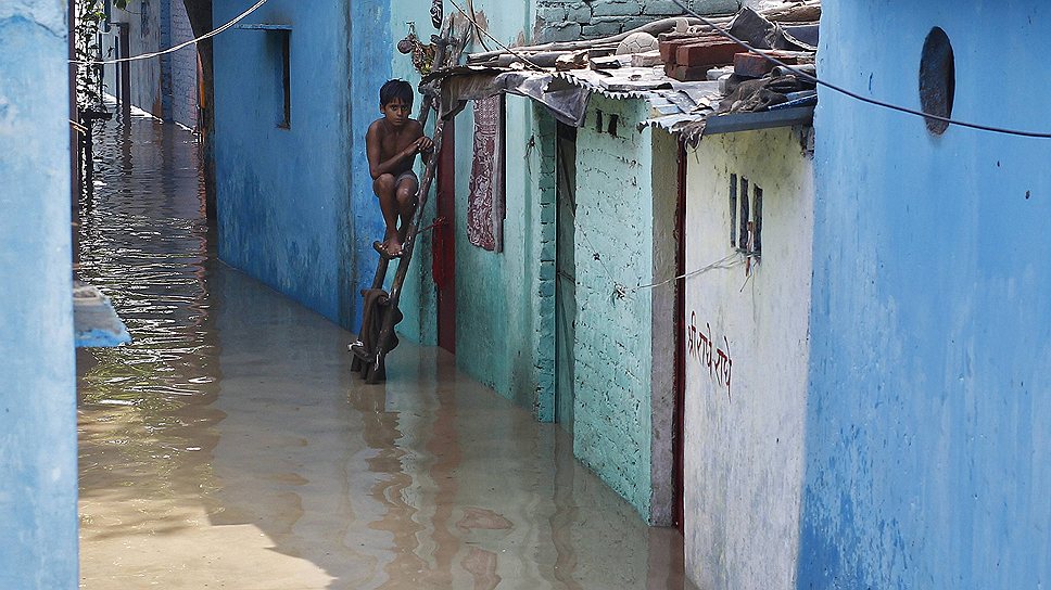 Уровень воды значительно повысился в реке Ямуна, протекающей через расположенный южнее зоны бедствия Дели, — власти эвакуировали около двух тыс. семей, проживавших непосредственно на ее берегах
